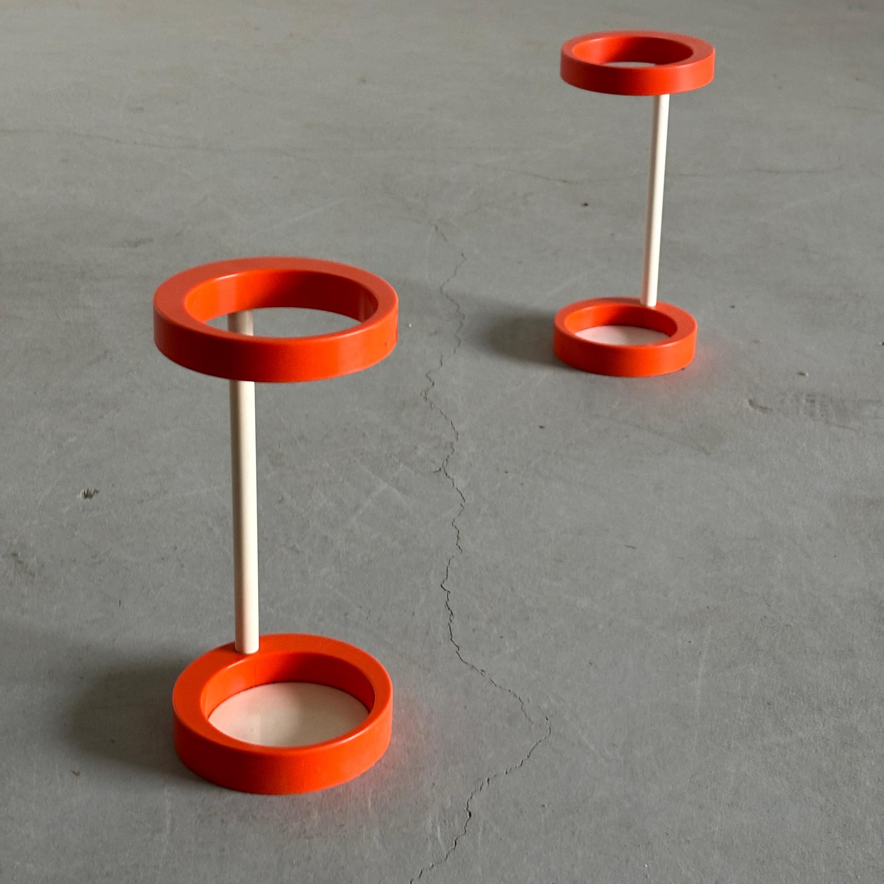 Vibrant vintage space age umbrella holder composed of two orange plastic rings connected by a white plastic stand.
Produced in the 1970s.

Price is for a single piece.
Two available.

In good vintage condition, with expected signs of age, as