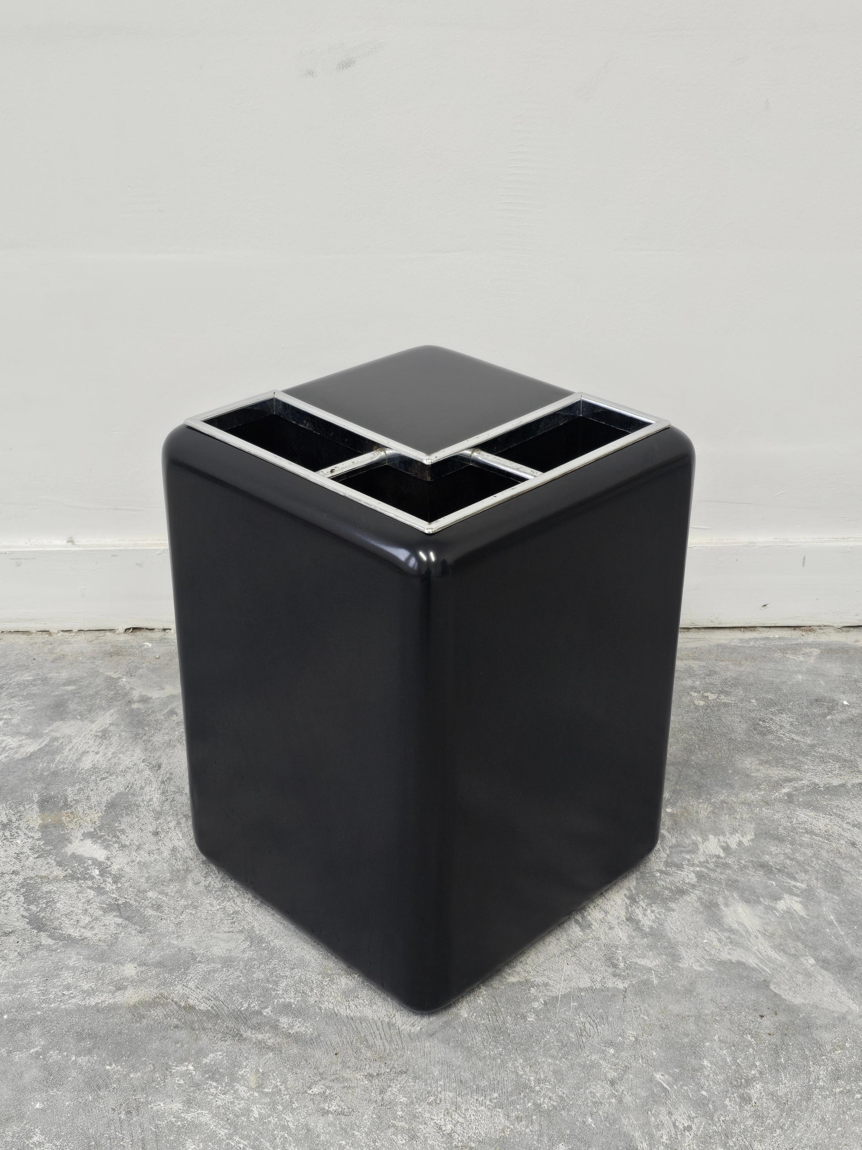 Space Age Umbrella Stand painted black // Italy 1970s In Good Condition For Sale In Beograd, RS
