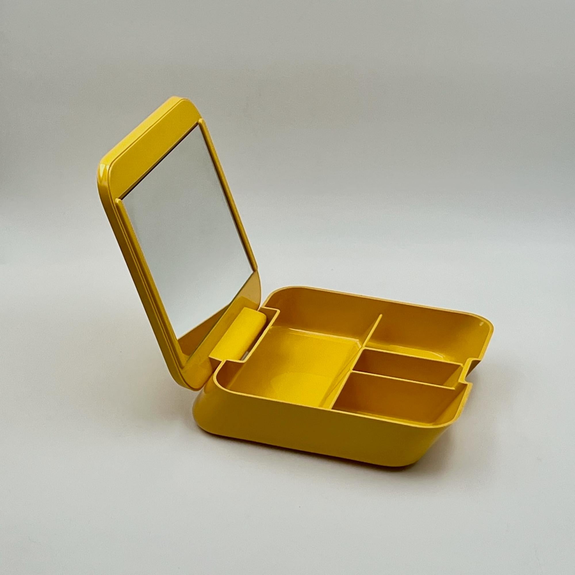 Italiano Set di vanità dell'era spaziale di Makio Hasuike - Beauty Case portatile giallo Gedy, anni '70