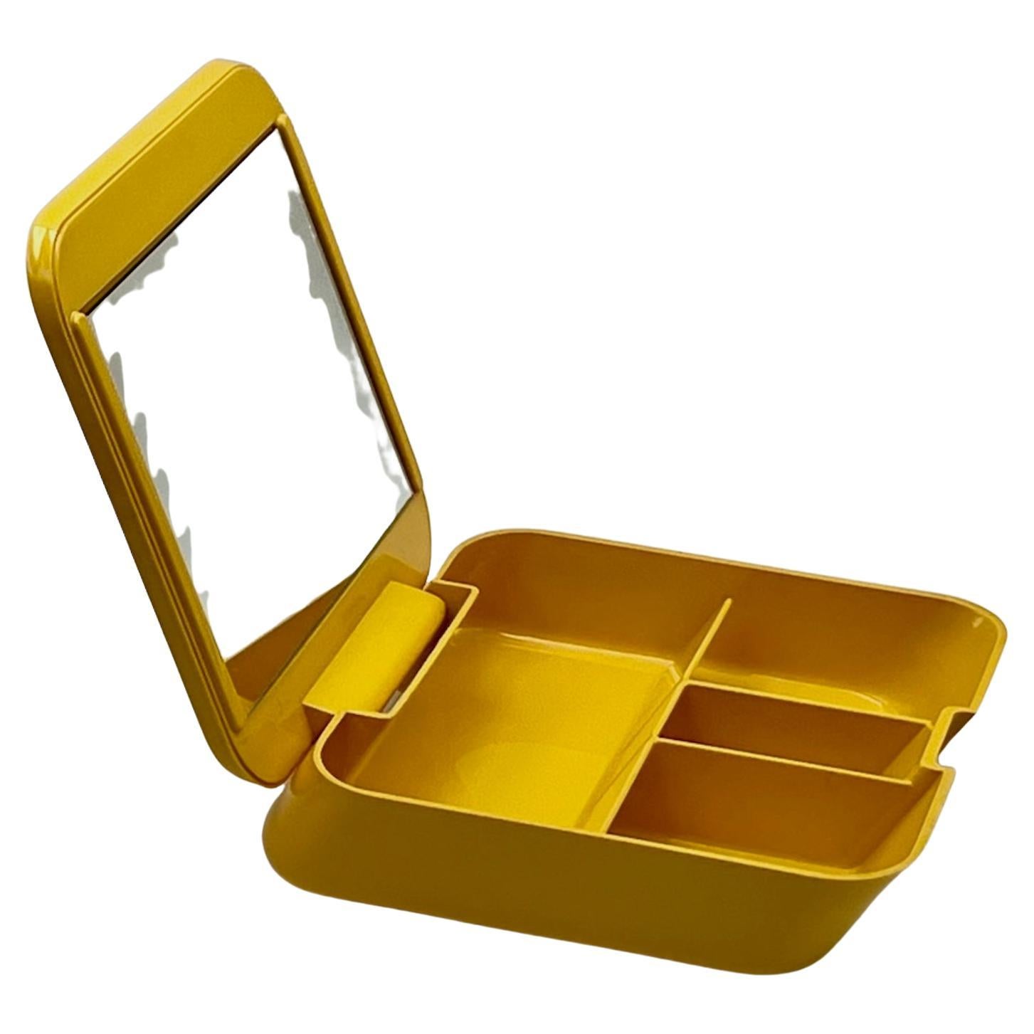 Tuffati nel mondo futuristico del design dell'A Space Age con un pezzo caratteristico e raro degli anni '70: il set di vanità portatile disegnato dall'acclamato Makio Hasuike per Gedy. Questo iconico set da toilette non è solo un accessorio