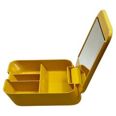 Ensemble de coiffeuses de l'ère spatiale Makio Hasuike - Gedy Yellow Portable Beauty Case, années 70