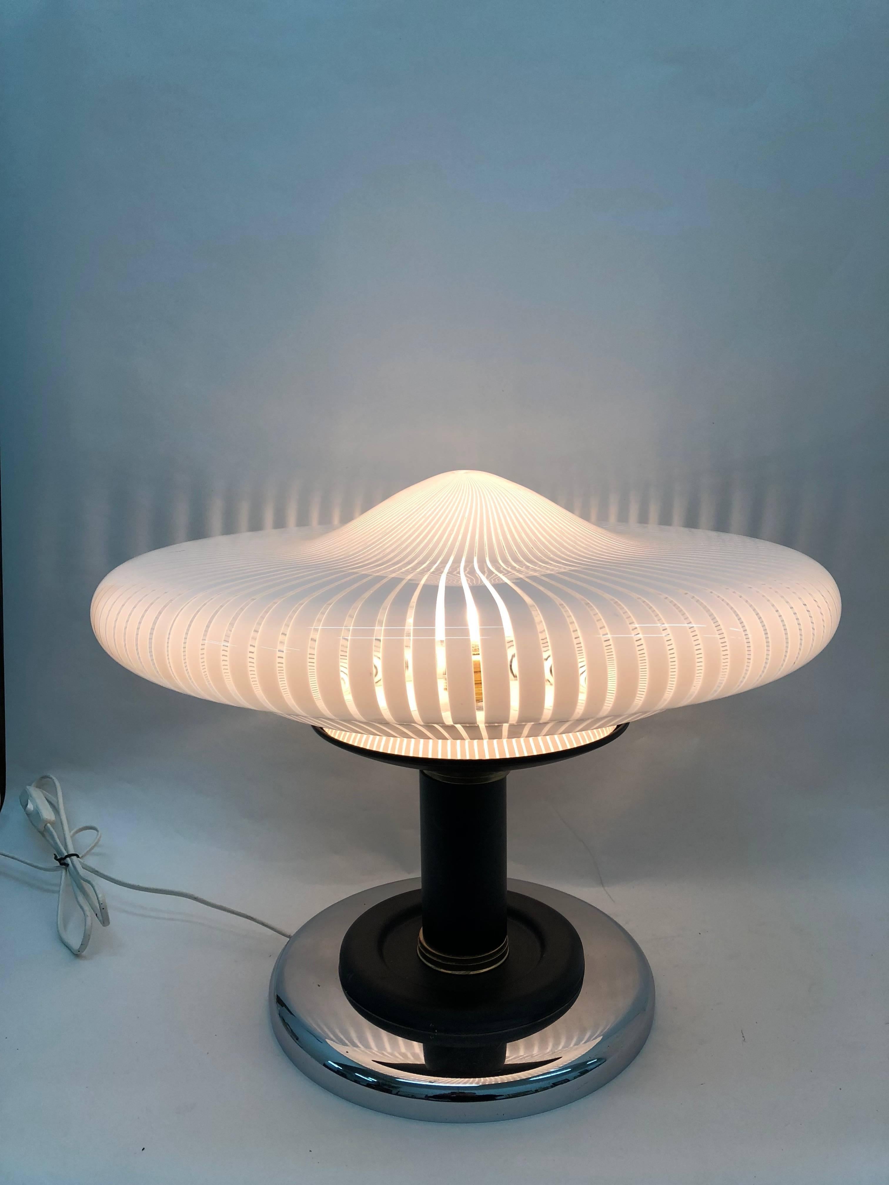 Amazing handcrafted table lamp, made in Italy in the 1980s, the glass is by Venini.
It works with 110 and 220 Volt.