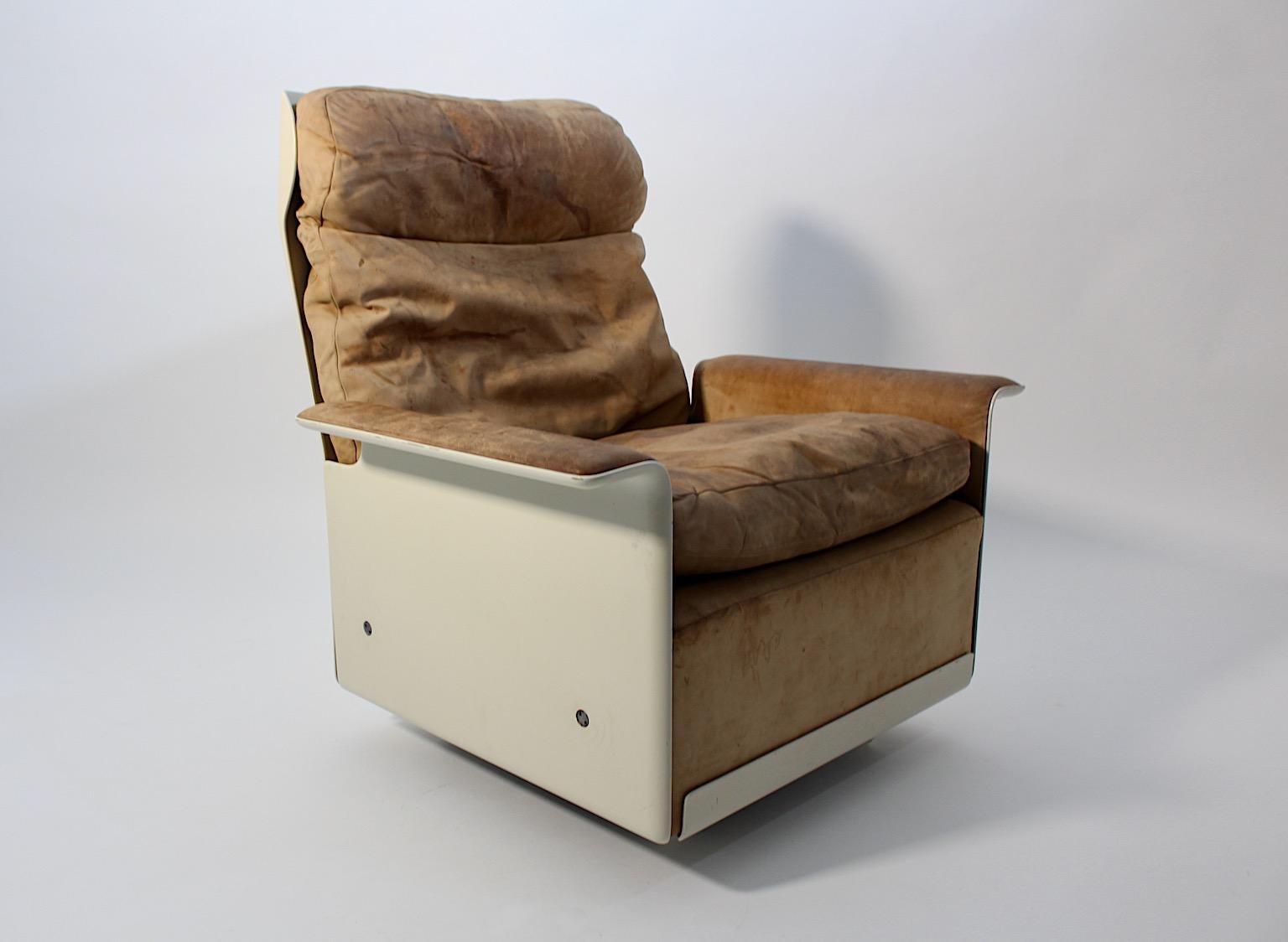 Chaise de salon vintage authentique de l'âge de l'espace en plastique et cuir dans les tons marron et ivoire par Dieter Rams, Allemagne des années 1960.
Une chaise longue vintage fantastique et autoportante conçue par le 
Design/One des années 1960