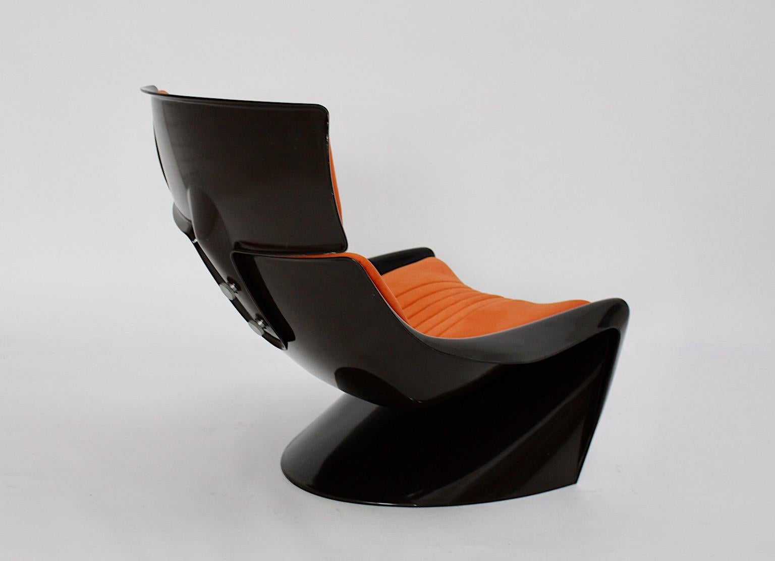 Space Age Vintage Lounge Chair oder Clubsessel Meteor oder President Chair aus Kunststoff und Textilpolsterung in den Farben braun und orange.
Ein kühner, authentischer, freistehender Loungesessel, perfekt zum Entspannen und Lesen eines Buches als