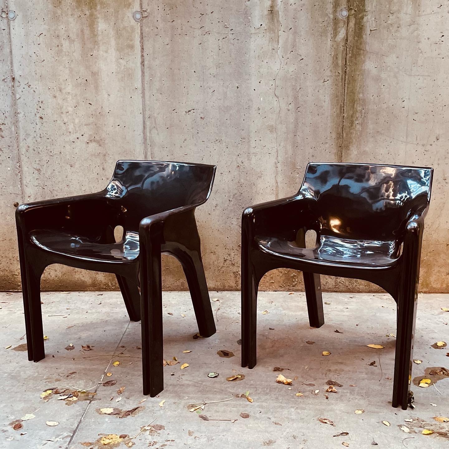 Die exquisiten Gaudi Space Age Sessel von Vico Magistretti für Artemide, mit einer fesselnden Vintage-Patina in schokoladenbraunem Kunststoff. Diese Sessel mit ihrer eleganten und futuristischen Ästhetik zeichnen sich durch fließende Linien und eine