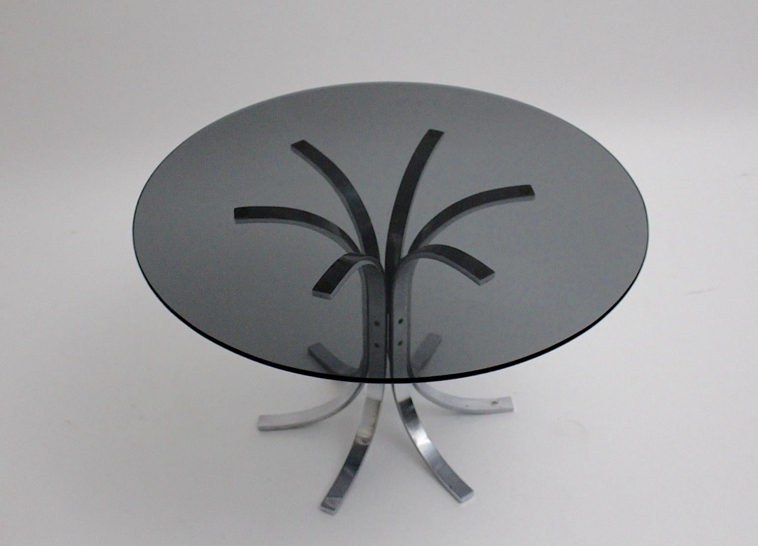 Ère spatiale Table basse en verre chromé de l'ère spatiale Merrow Asscociates, attribuée en vente