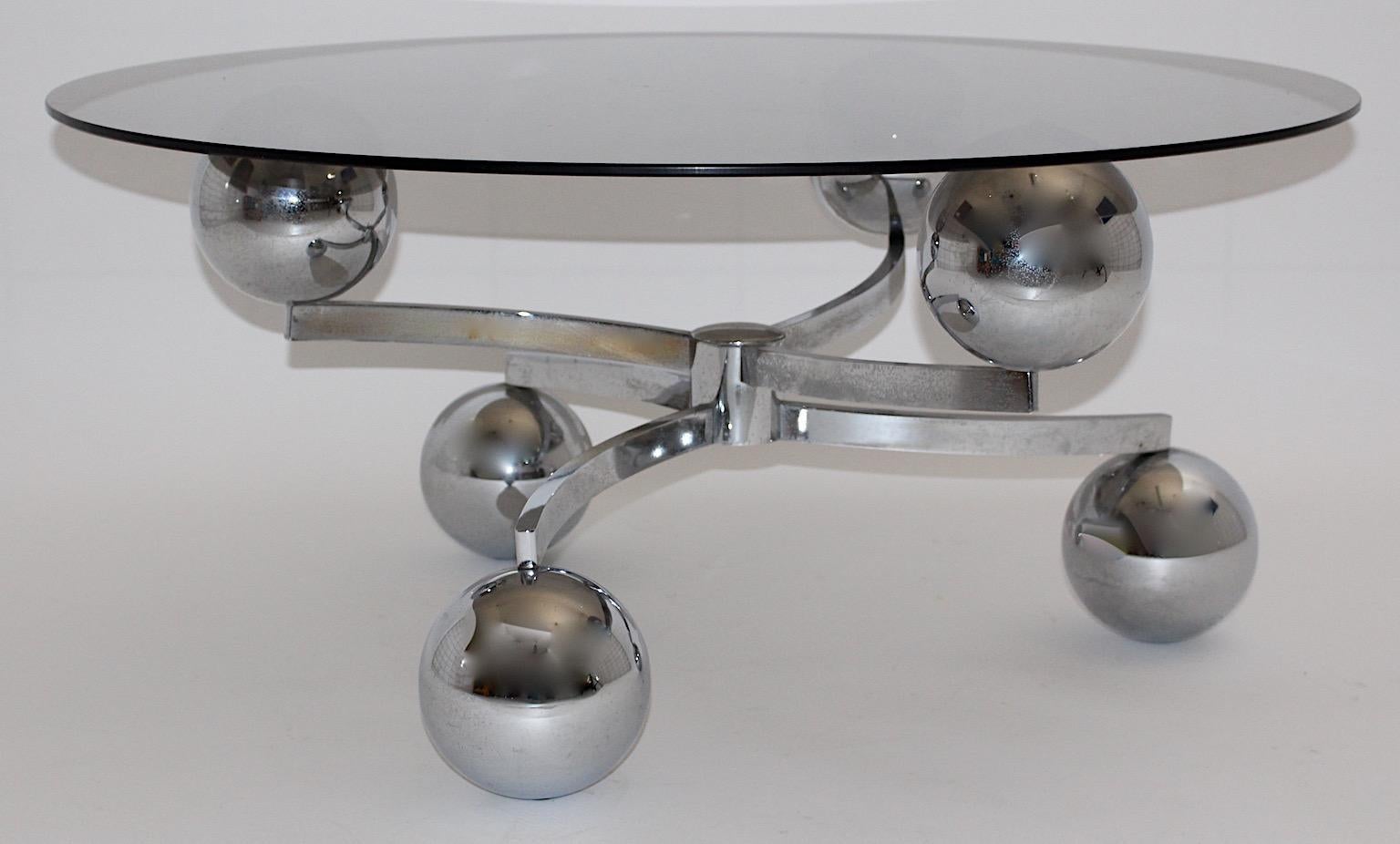 Space Age vintage sofa table or coffee table from chromed metal sputnik like with glass plate circa 1970.
A sofa table with a chromed metal base which shows fantastic movement and drive.
While the base features balls like planets in orbit and