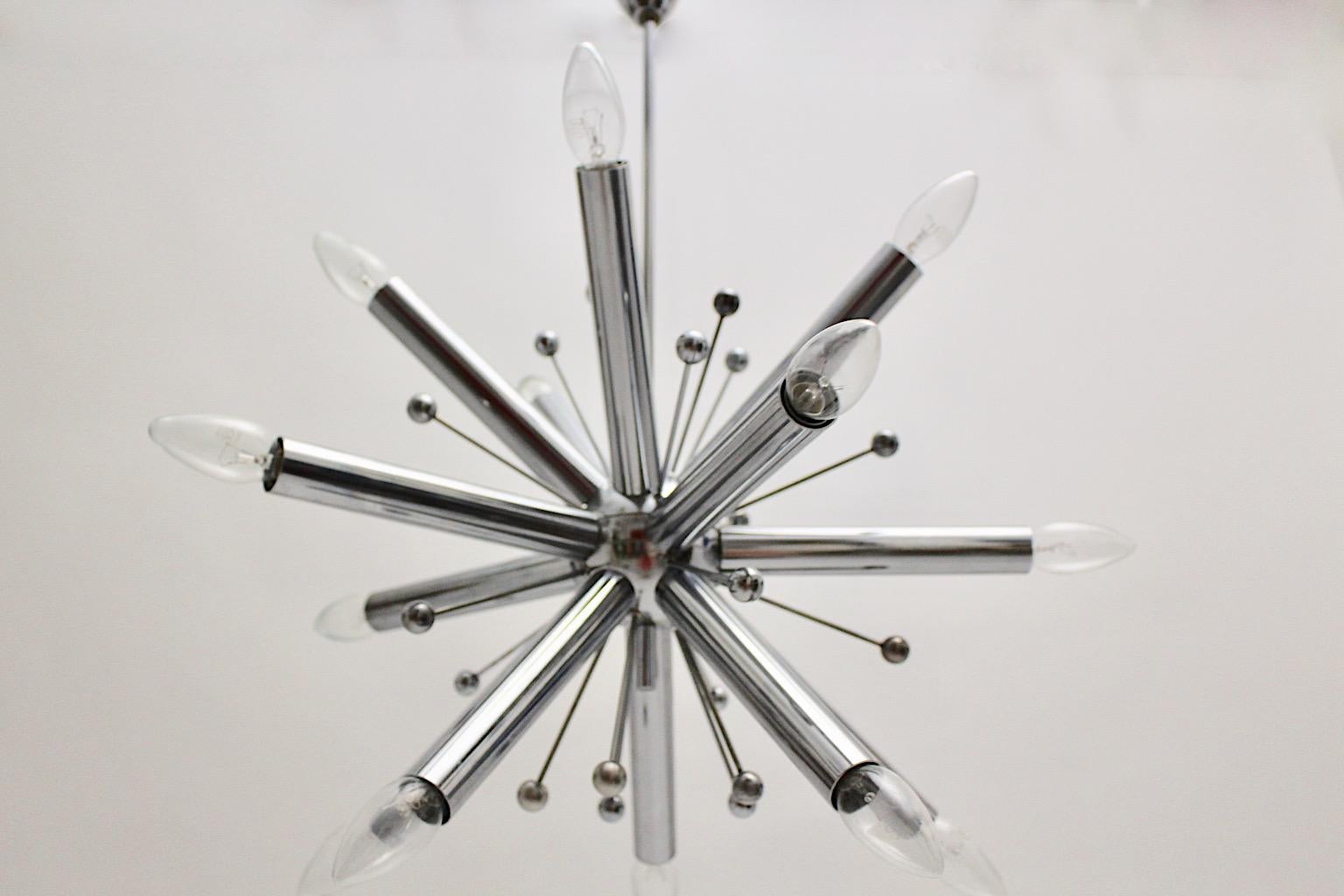 Araña Sputnik circular vintage de la Era Espacial, de metal cromado, años 60.
Un candelabro asombroso, este candelabro de la Era Espacial presentado hacia 1960.
Esta gran lámpara Sputnik no sólo muestra una forma extraordinaria con 63 cm de