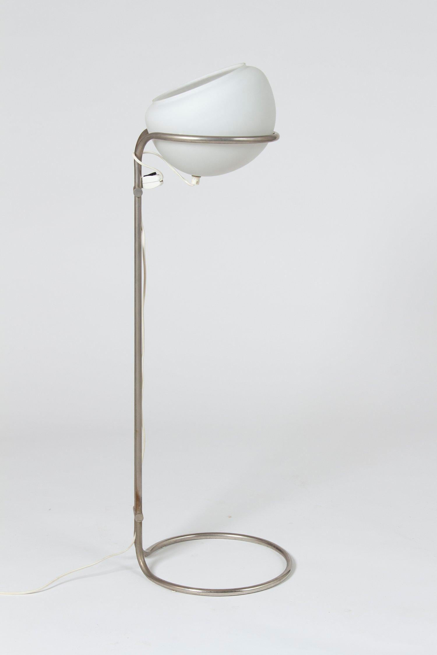 Tibor Házi (1946-1993) war ein bekannter ungarischer Glaskünstler, der sich vor allem als Lampendesigner hervortat.

Die schalenförmigen Lampen mit einzigartigen Rohrstrukturen sind sein Markenzeichen. Die schalenförmigen Lampen sind so konzipiert,