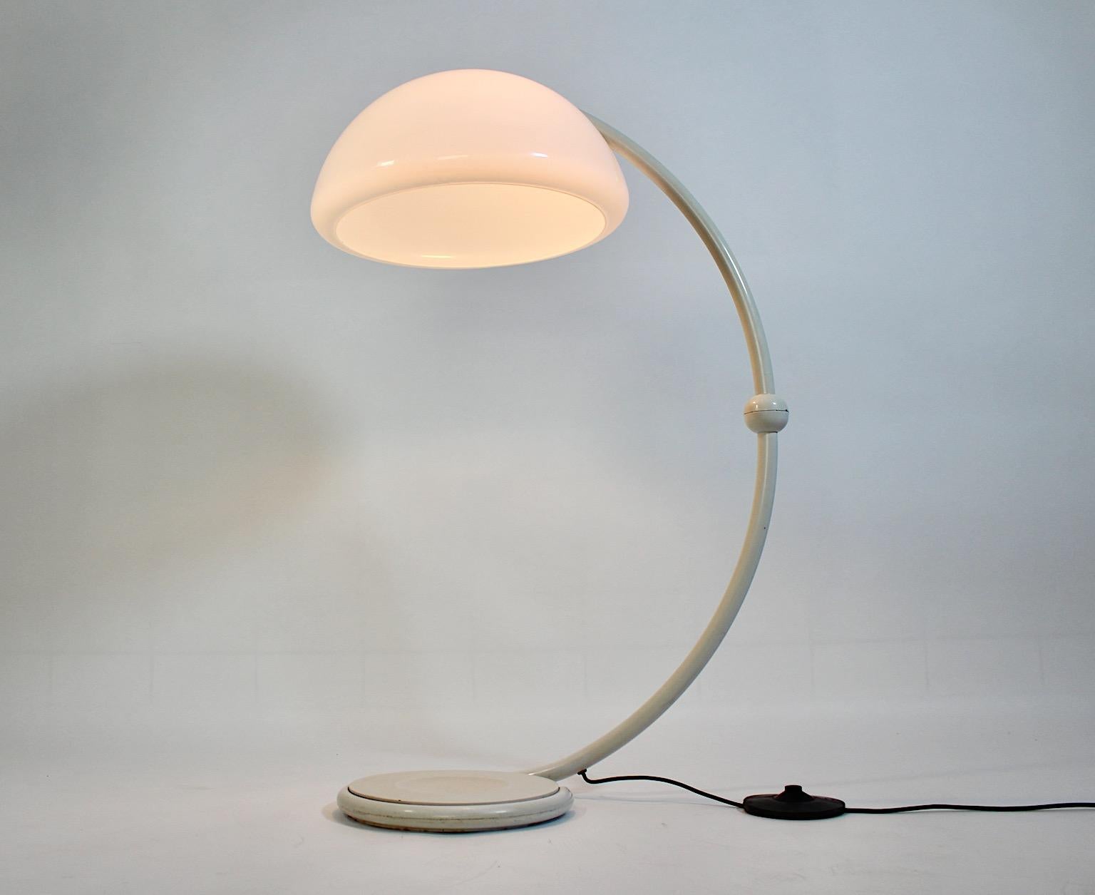 Space Age vintage floor lamp Serpente from white plastic and metal by 
Elio Martinelli Italy, 1970s.
An iconic vintage floor lamp, the floor lamp Serpente by Elio Martinelli, all in white, the stem, base and the lamp shade.
With a popular and iconic