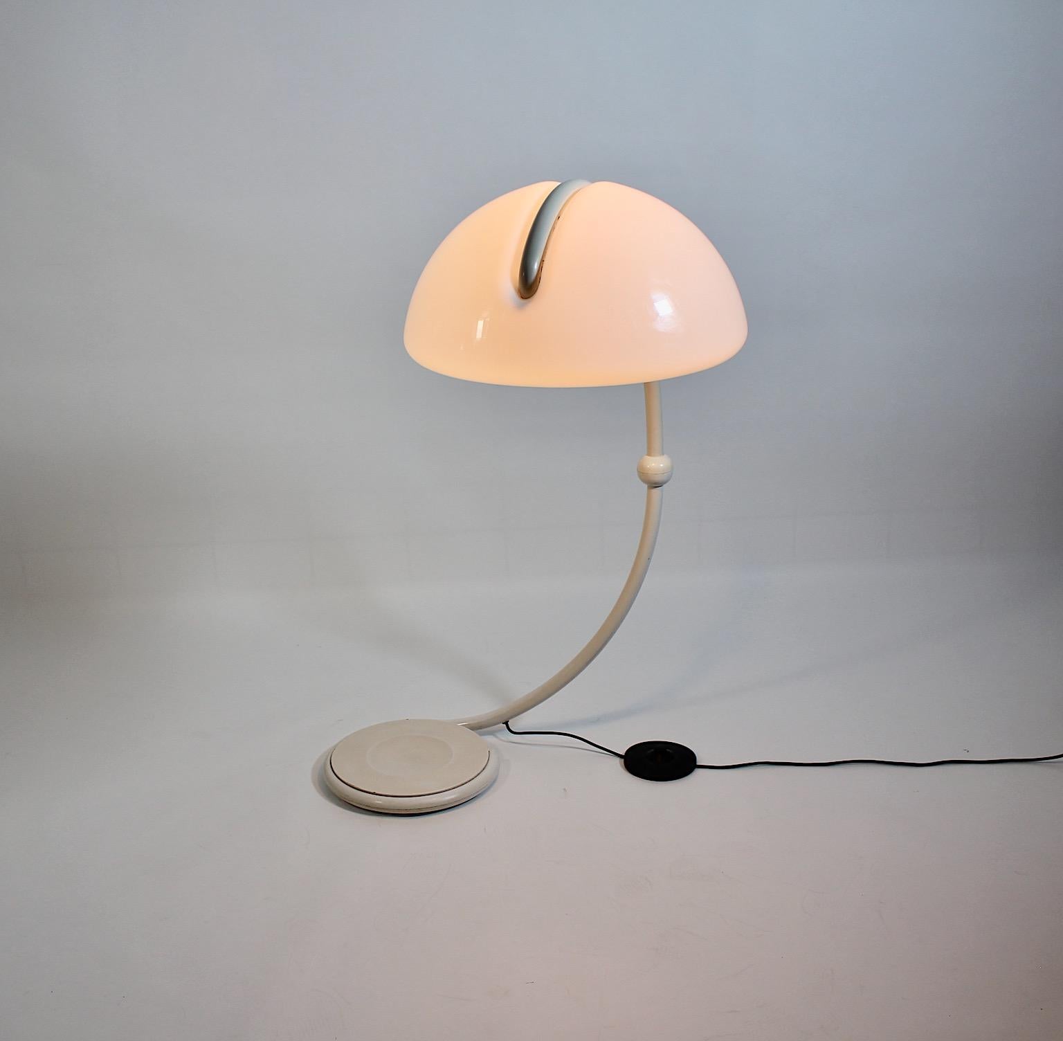 Space Age Vintage Floor Lamp White Plastic Metal Elio Martinelli 1970s Italy In Good Condition For Sale In Vienna, AT