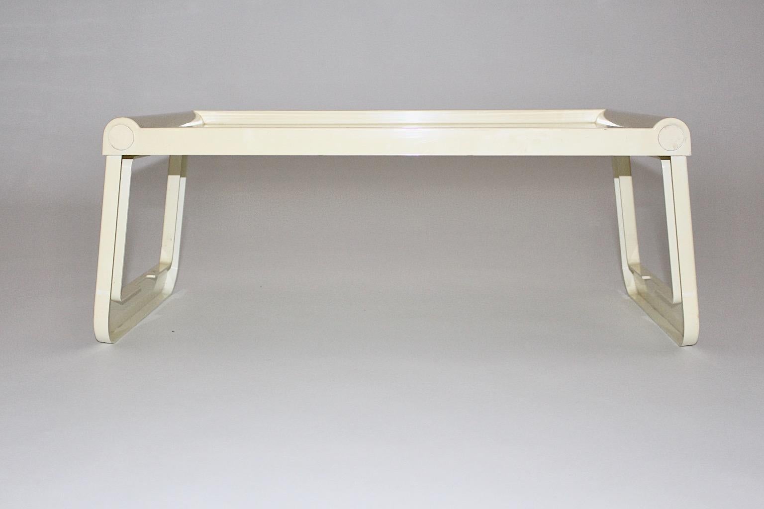 Plateau ou table pliable ivoire vintage Space Age en plastique conçu par Luigi Massoni Grafico Studio Zeto pour Guzzini 1970 Italie.
Cette table à plateau pliable est très utile comme table de petit-déjeuner ou table pour ordinateur