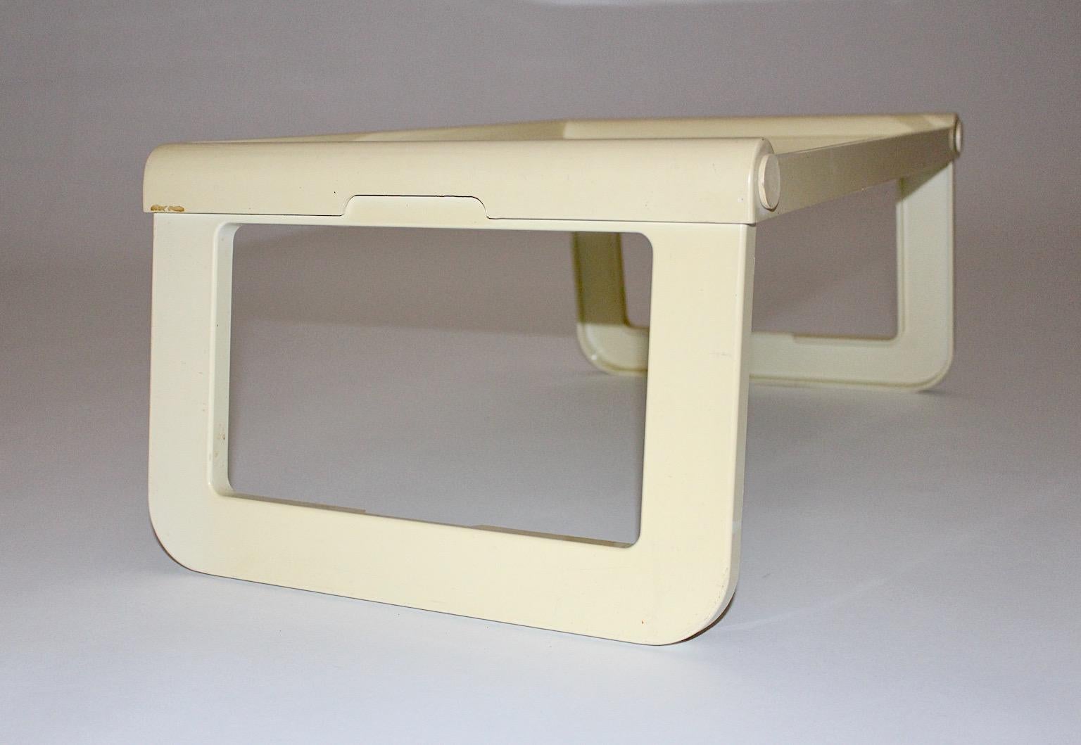 Plastique Table pliable en plastique ivoire de l'ère spatiale vintage Luigi Massoni Guzzini, années 1970, Italie en vente