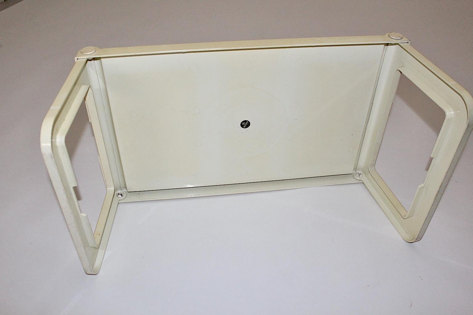 Table pliable en plastique ivoire de l'ère spatiale vintage Luigi Massoni Guzzini, années 1970, Italie en vente 1