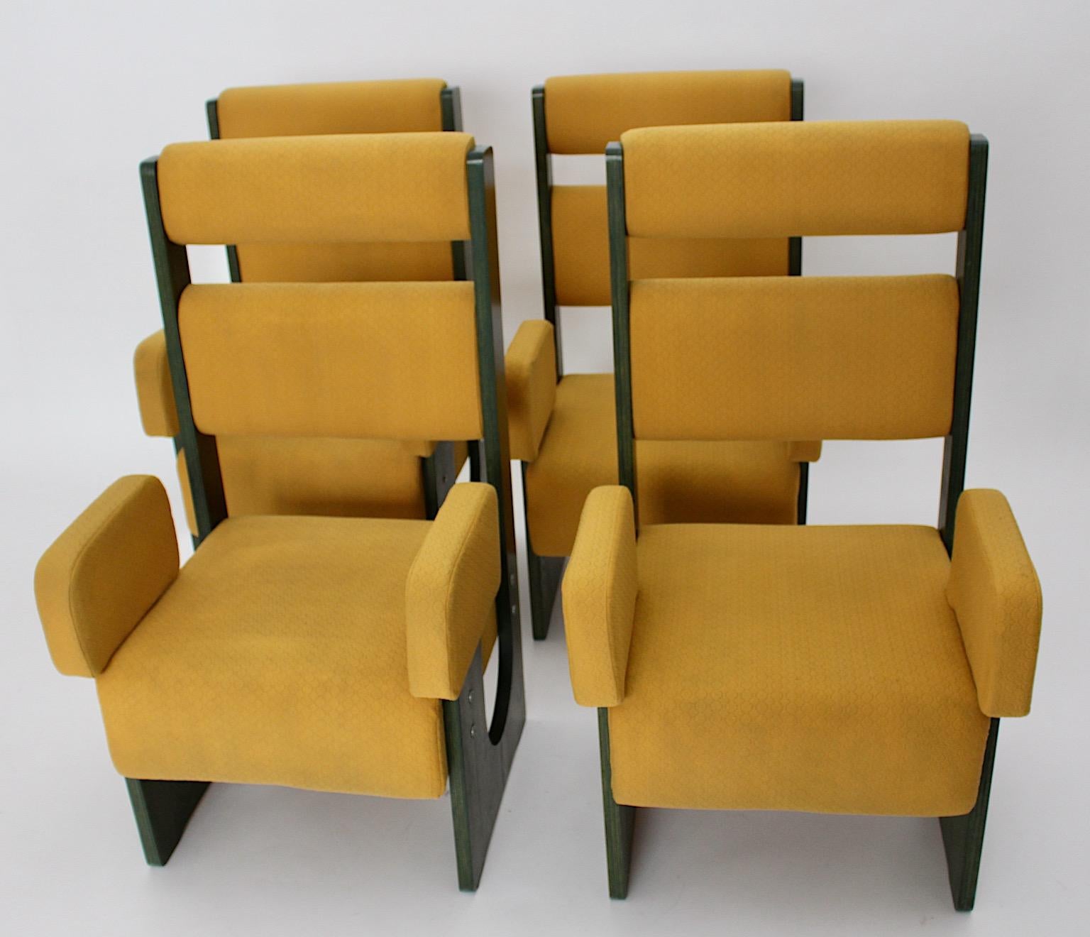 Space Age Vintage authentisch Quartett Satz von 4 freistehenden Sesseln oder Esszimmerstühle aus Eschenholz grün gebeizt mit gelben Stoffbezug 1960er Jahre.
Ein Satz von 4 seltenen authentischen Space Age Sesseln oder Esszimmerstühlen aus grün