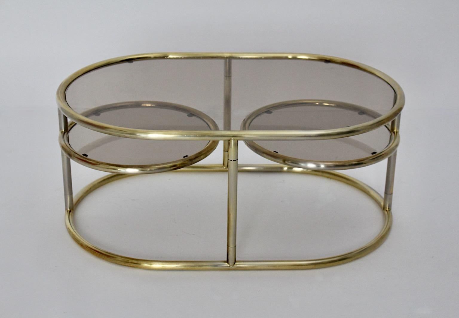 Modernistischer Vintage Couchtisch oder Sofatisch aus goldenem Metallrohrgestell und Glasplatten 1960er Jahre Italien.
Ein wunderbarer Sofatisch oder Couchtisch in ovaler Form mit zwei drehbaren Platten.
Während der Korpus des Sofatischs eine ovale
