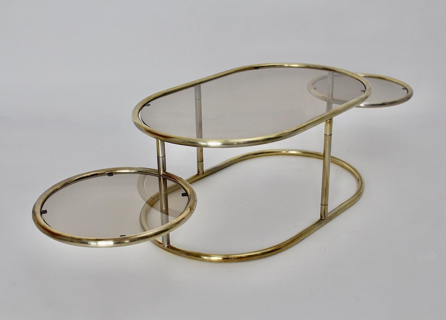 Ovaler Couchtisch/Sofatisch aus goldenem Metallglas im modernistischen Stil, 1960er Jahre (Space Age) im Angebot