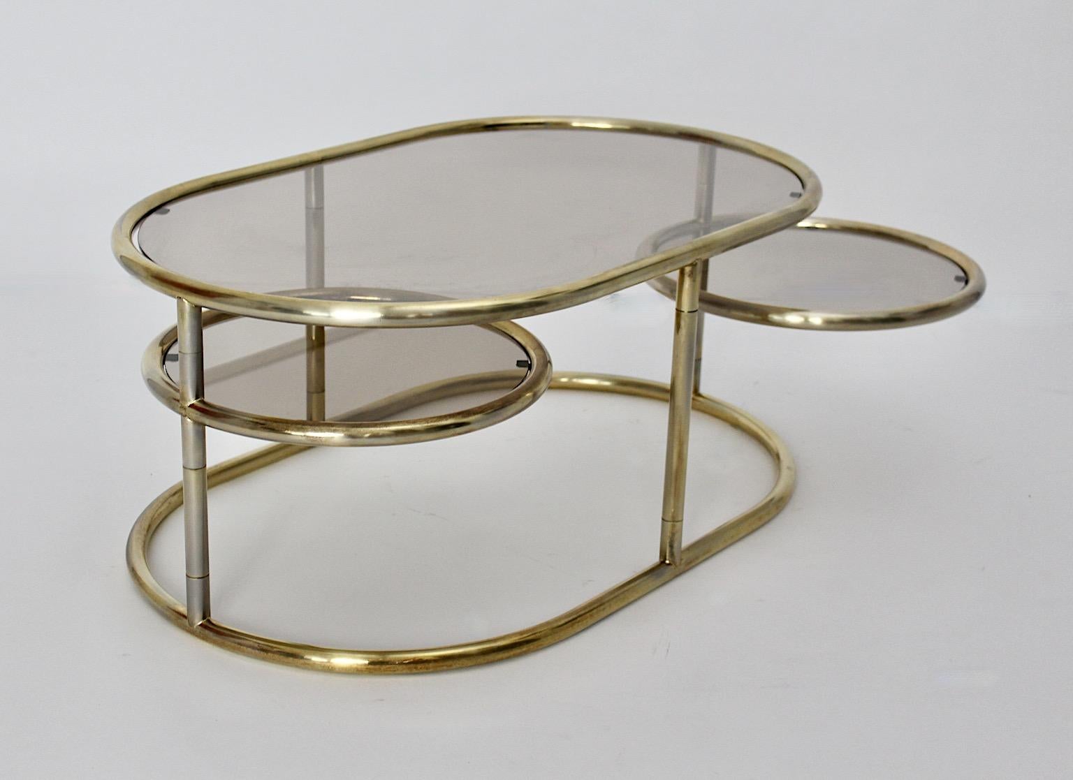 Ovaler Couchtisch/Sofatisch aus goldenem Metallglas im modernistischen Stil, 1960er Jahre (Italienisch) im Angebot