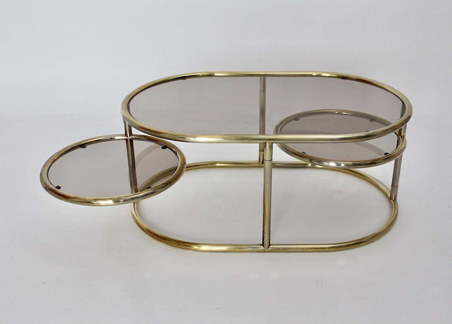 Ovaler Couchtisch/Sofatisch aus goldenem Metallglas im modernistischen Stil, 1960er Jahre im Zustand „Gut“ im Angebot in Vienna, AT
