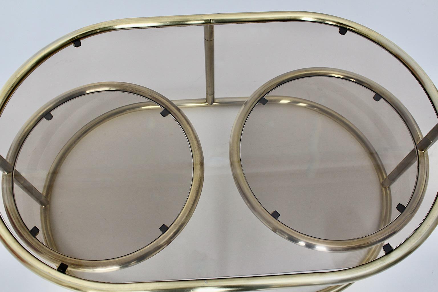 Ovaler Couchtisch/Sofatisch aus goldenem Metallglas im modernistischen Stil, 1960er Jahre im Angebot 3