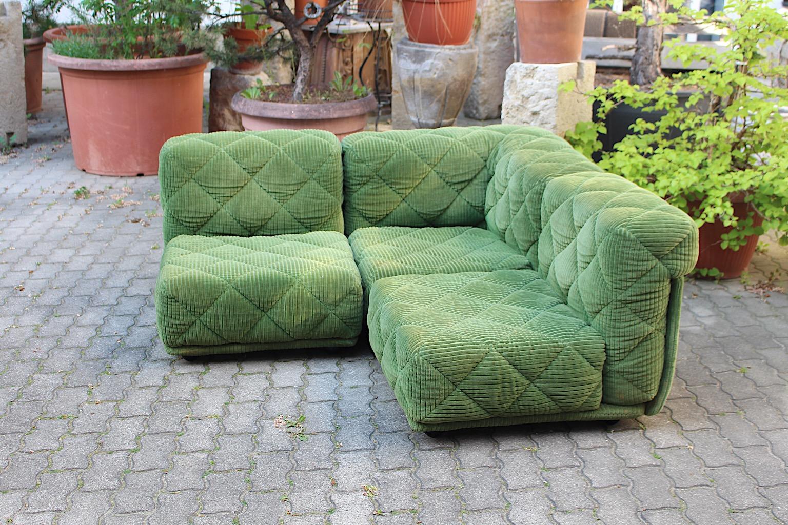 Space Age vintage freestanding modular sectional sofa elements model Rhombos from stitched corduroy in green color by Wittmann 1970s Austria.
A joyful and livable freestanding and modular sofa with three elements covered with cosy stitched corduroy