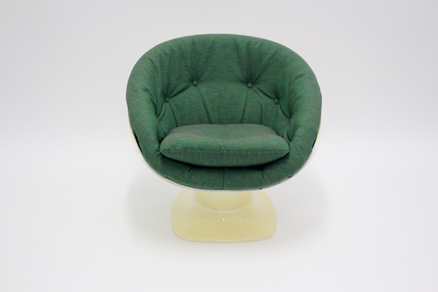 Sedia lounge vintage Space AGE verde e avorio in plastica e imbottitura di Raphael Raffel (Rafael), Francia, anni '70
Un'incredibile sedia lounge indipendente a forma di tulipano con una seduta arrotondata e un'imbottitura rivestita in tessuto