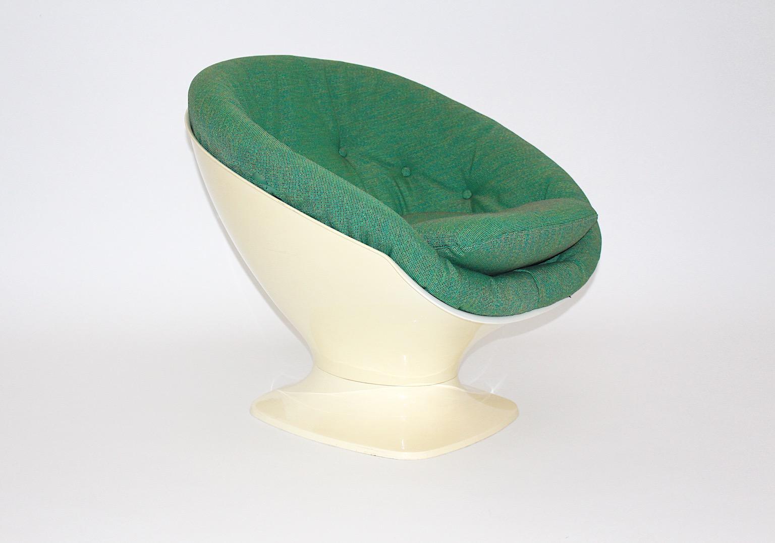 Space Age Vintage Green Ivory Plastic Lounge Chair Raphael Raffel 1970 France In Good Condition For Sale In Vienna, AT