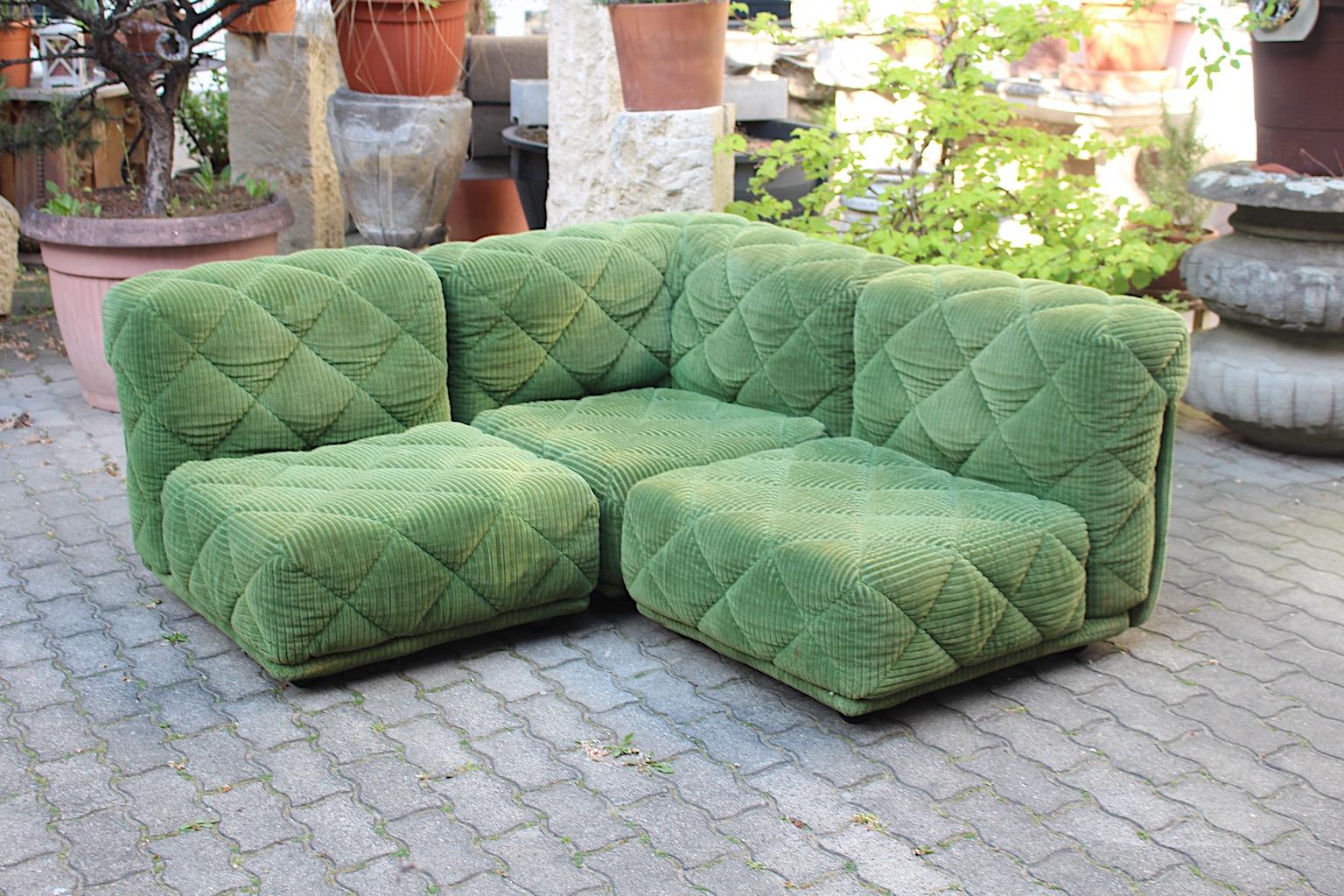 Canapé sectionnel modulaire autoportant Space Age modèle Rhombos en velours côtelé cousu de couleur vert pastel par Wittmann 1970 Autriche.
Un joyeux canapé modulable et autoportant à trois éléments recouverts d'un tissu velours côtelé cousu dans