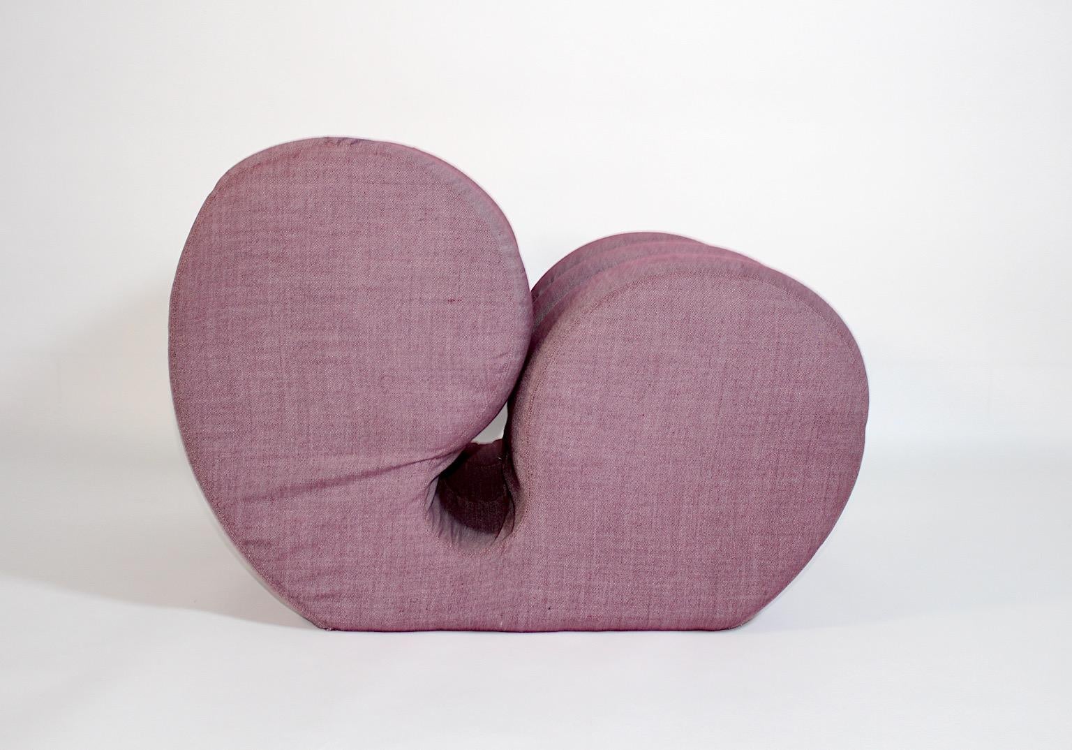 Chaise longue vintage sculpturale de l'âge de l'espace recouverte d'un tissu lavande.
Une étonnante chaise longue autoportante de forme curviligne avec une assise et un dossier merveilleux et confortables, qui présente une belle silhouette.
Cette