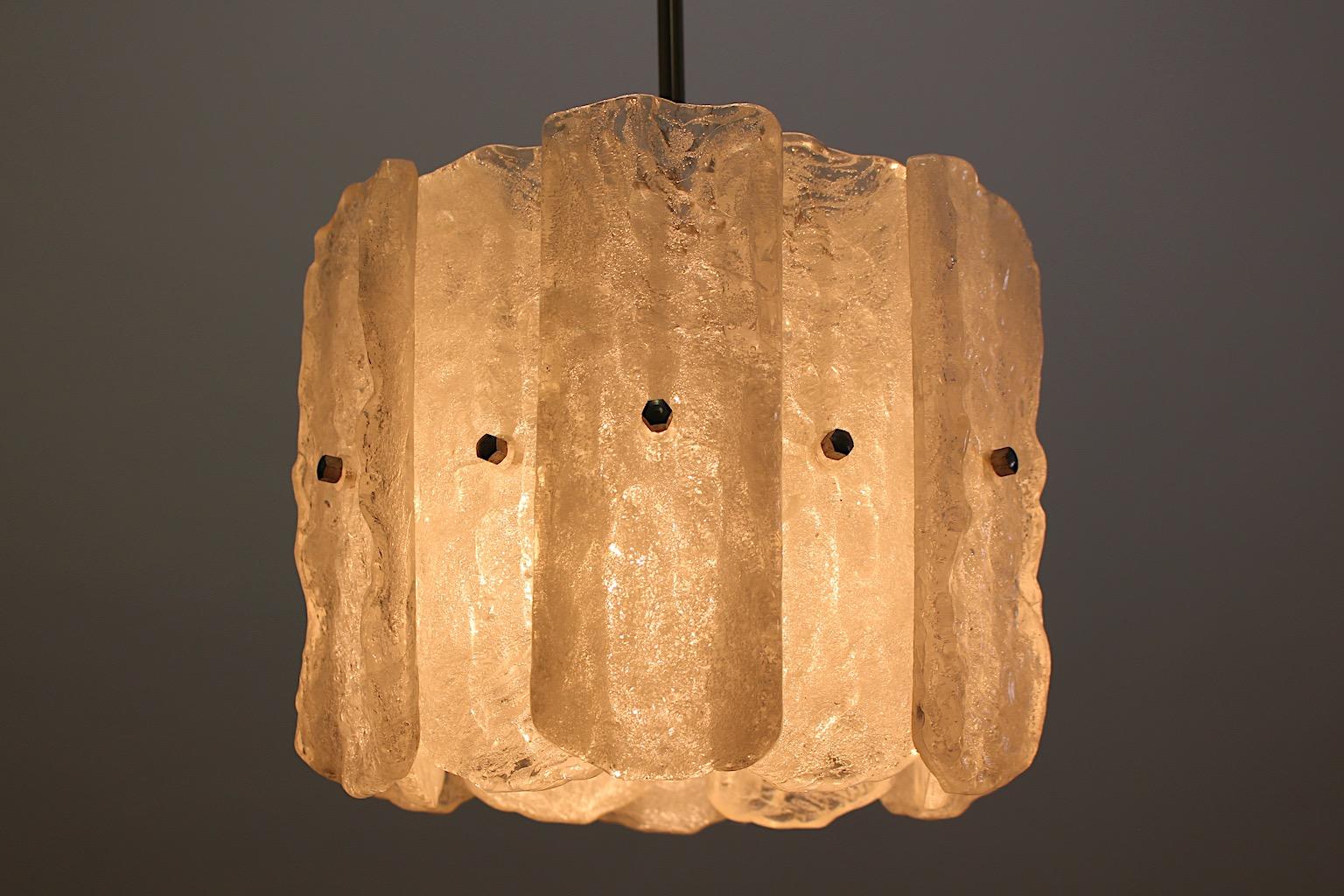 Lustre ou suspension vintage du milieu du siècle avec quelques éléments rectangulaires en lucite à la surface texturée, conçu et fabriqué dans les années 1960 en Autriche. Les éléments rectangulaires qui se chevauchent sont fixés à l'aide de