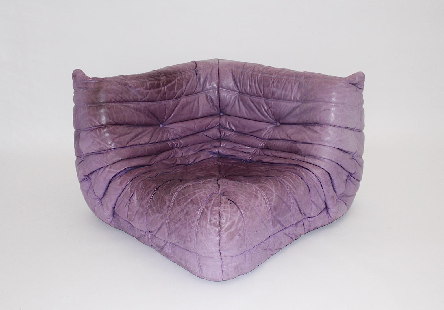 Canapé d'angle vintage Space Age authentique par Michel Ducaroy pour Ligne Roset dans une fabuleuse couleur pastel lavande du cuir des années 1970 en France.
Un élément modulaire iconique de canapé d'angle autoportant de
cuir dans un ton pastel