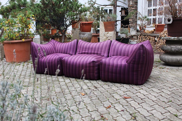 Space Age vintage authentic modular sofa Le Bambole by Mario Bellini in purple and lavender striped colors from textile fabric 1970s, Italy.
A great design icon modular sofa elements Le Bambole by Mario Bellini designed 1972 for B & B Italia