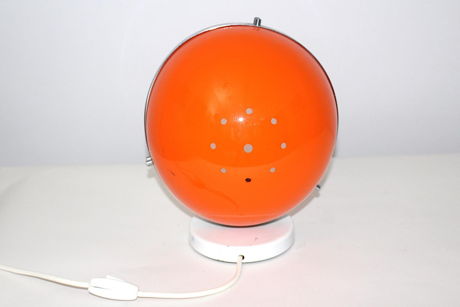 Ère spatiale Lampe de table vintage Space Age en plastique orange et blanc:: 1970 en vente