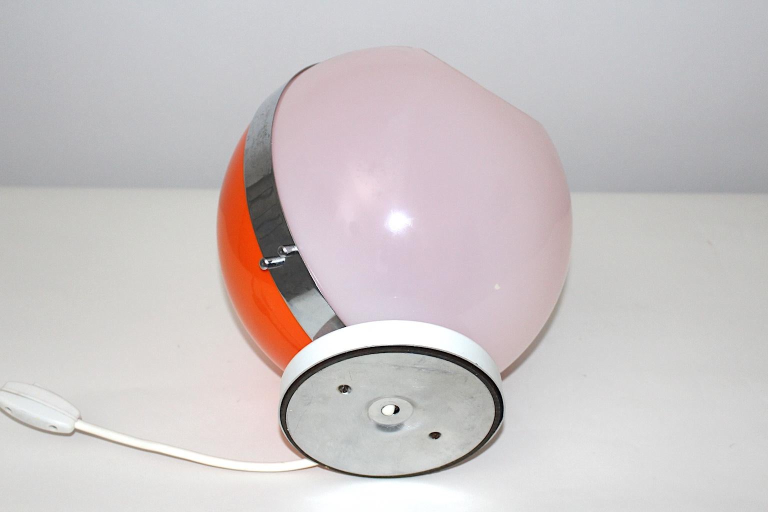 Space Age Vintage Lámpara de sobremesa de plástico naranja y blanco, años 70 finales del siglo XX en venta