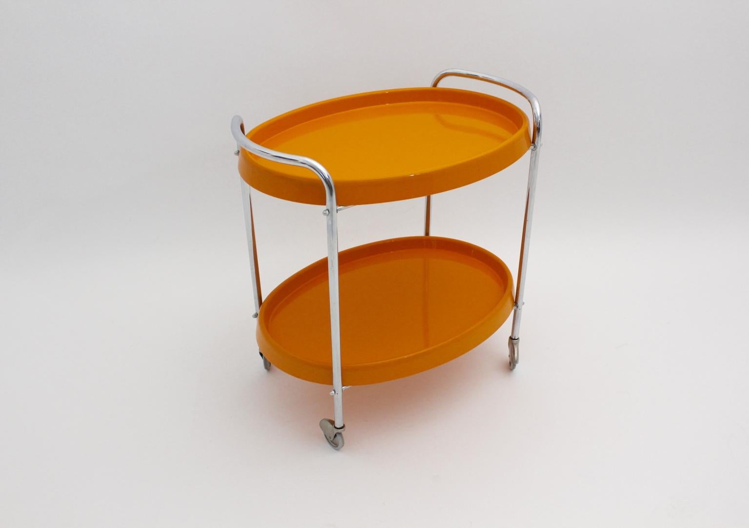 Chariot de bar en plastique chromé orange de l'ère spatiale, années 1960 Bon état - En vente à Vienna, AT