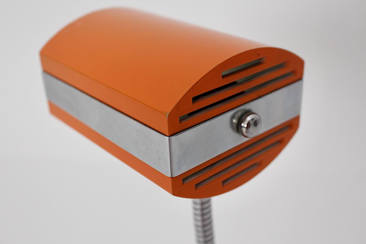 Lampe de bureau vintage en métal argenté orange de l'ère spatiale, Allemagne, années 1960 en vente 3