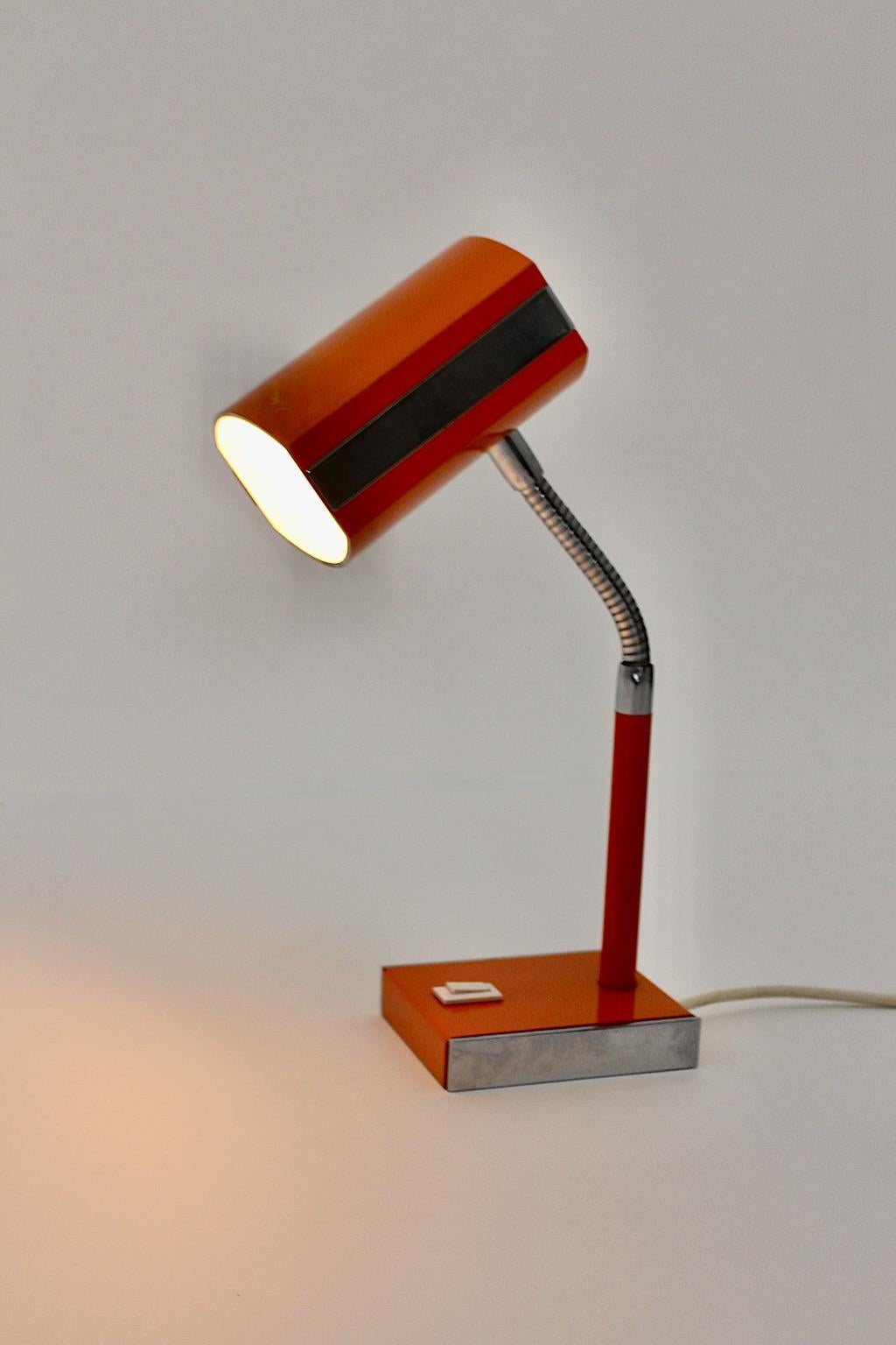Ère spatiale Lampe de bureau vintage en métal argenté orange de l'ère spatiale, Allemagne, années 1960 en vente