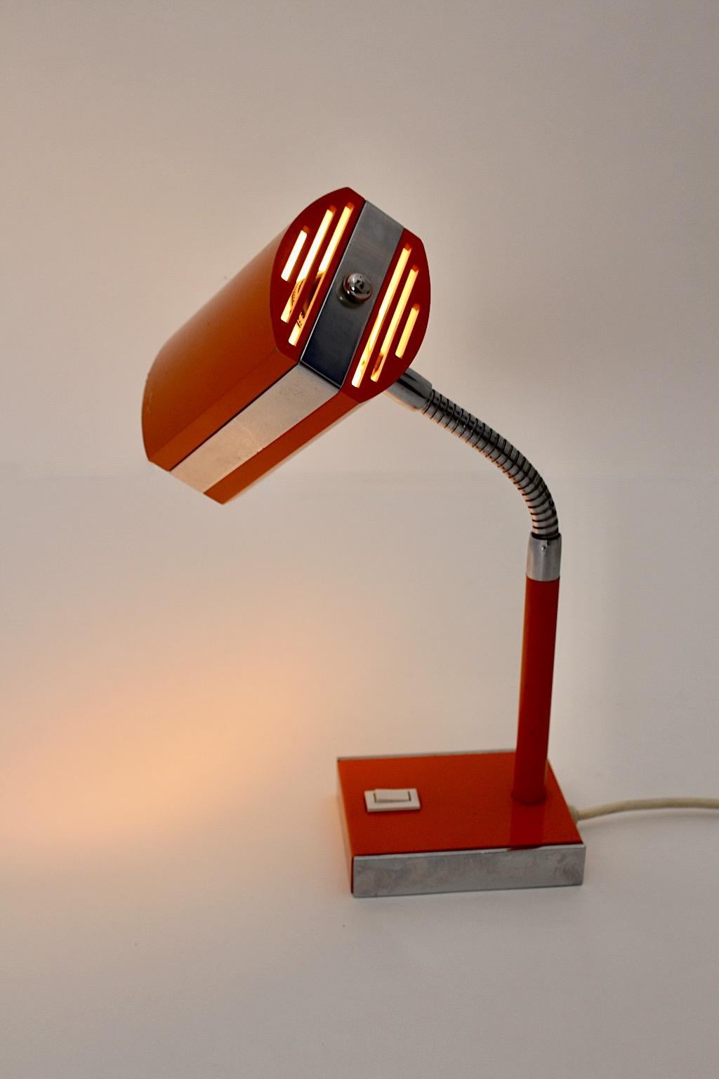 Lampe de bureau vintage en métal argenté orange de l'ère spatiale, Allemagne, années 1960 Bon état - En vente à Vienna, AT
