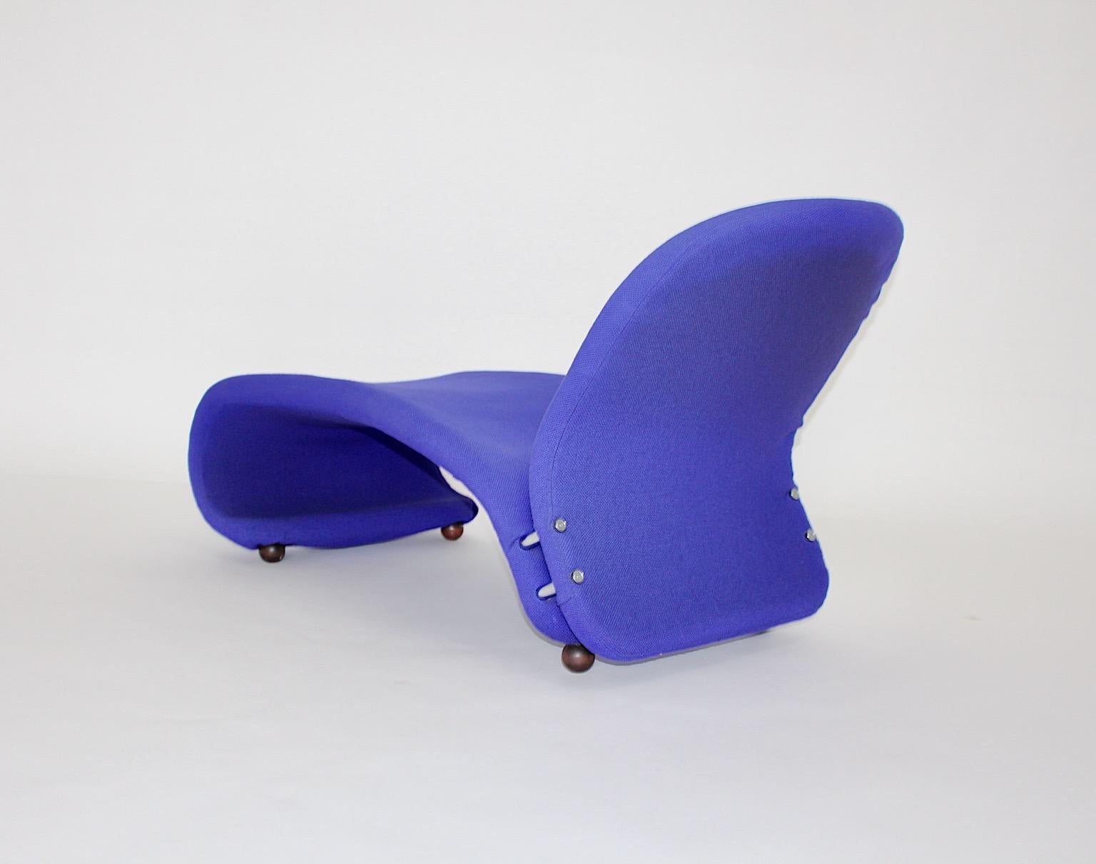 Space Age vintage organic anthropomorph chaise longue or daybed by Verner Panton for 
Fritz Hansen 1962/63 Denmark Polstermöbelreihe Kleinserie.
A wonderful iconic chaise longue in bold blue color with upholstery designed by Verner Panton 1962 /