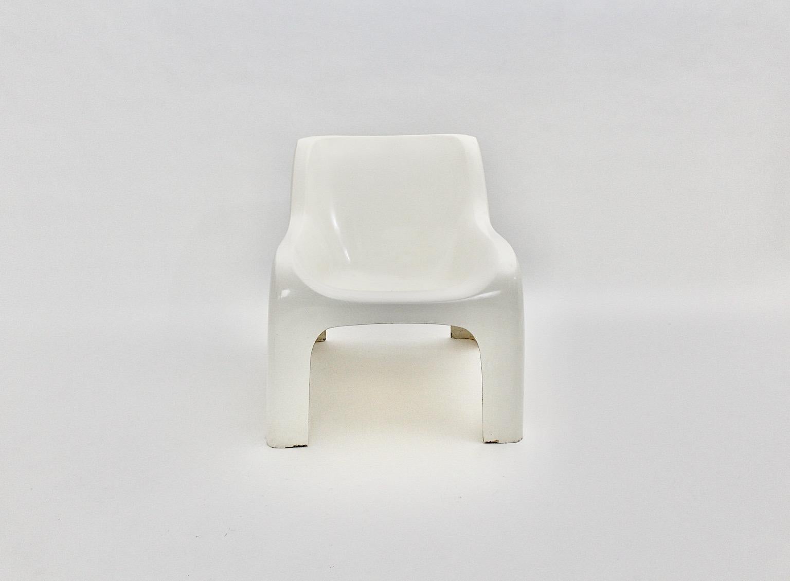 Space Age vintage lounge chair model Anatomia from plastic in white color by Ahti Kotikoski for Asko 1968, Finland.
A beautiful vintage lounge chair from the space age era designed by Ahti Kotikoski for Asko, Finland. 
Won an award by the exhibition