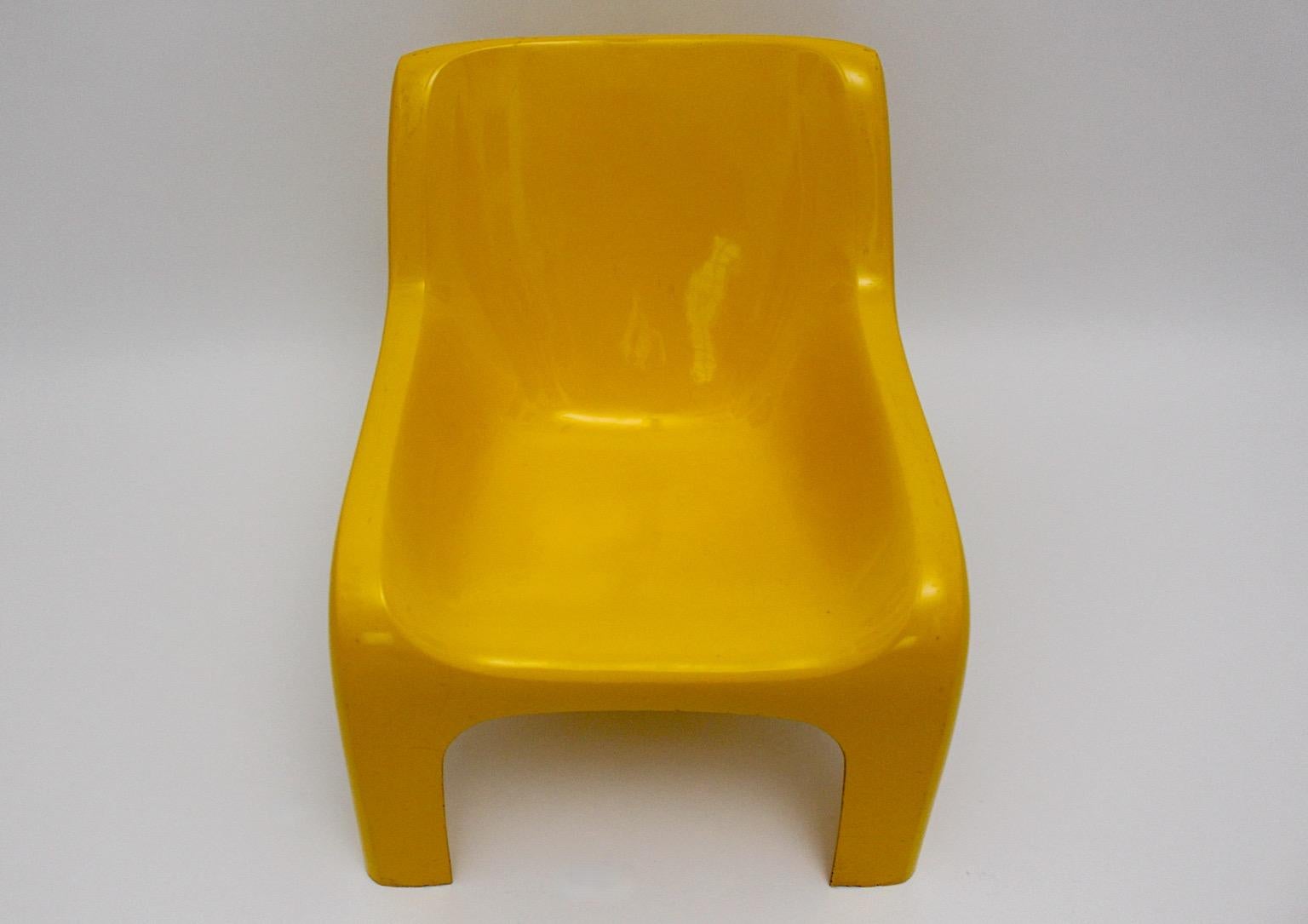 Space Age vintage lounge chair model Anatomia from plastic in yellow color by Ahti Kotikoski 1968s for Asko Finland.
A great lounge chair from plastic in sunny yellow color tone by Ahti Kotikoski for Asko 1968, Finland.
Won an award by the