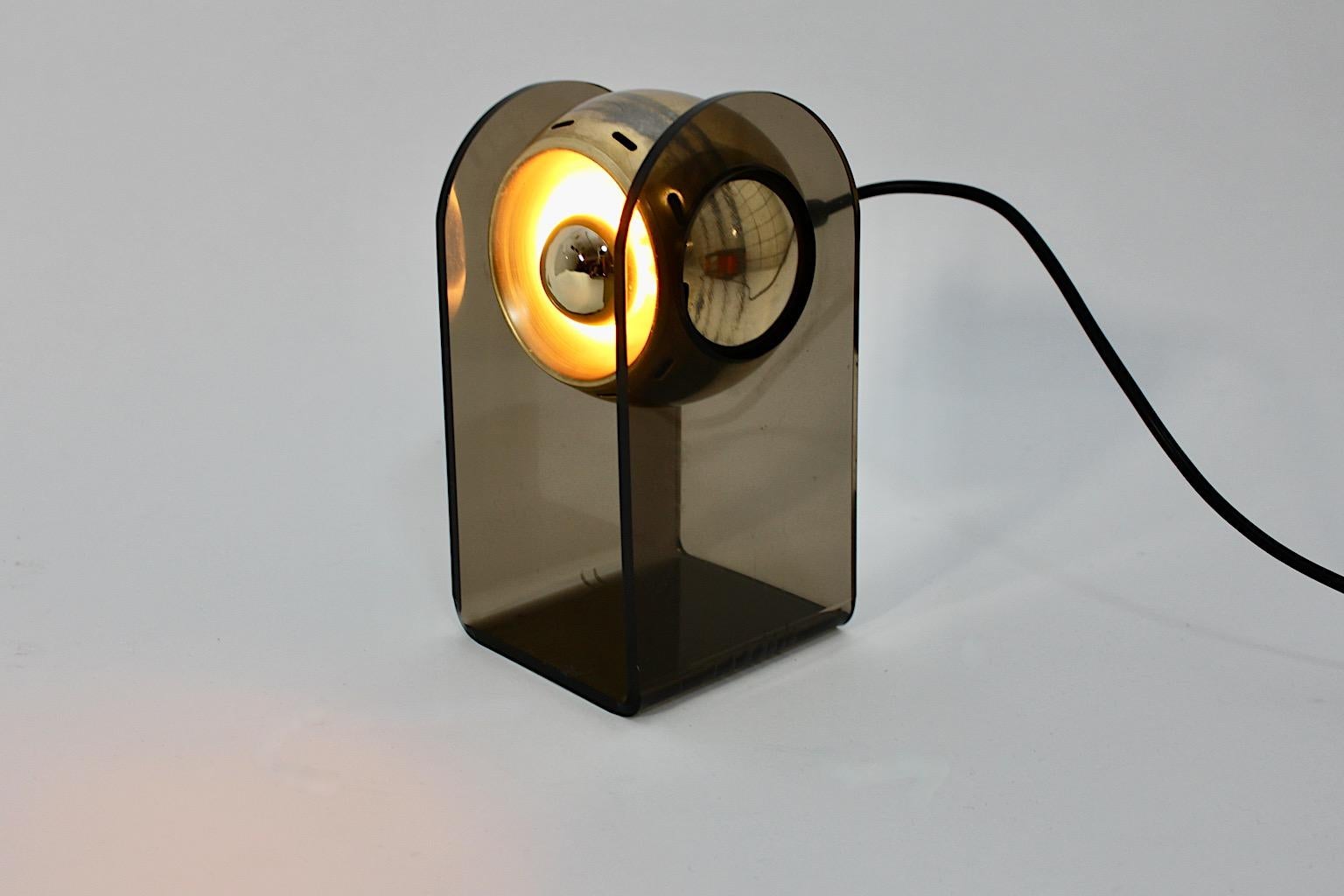Space Age vintage table lamp from plexiglass and brass by Gino Sarfatti for Arteluce, Italy 1968.
An iconic table lamp designed by Gino Sarfatti for Arteluce 1968 from smoked lucite and brass.
This table lamp features a smoked lucite frame with a