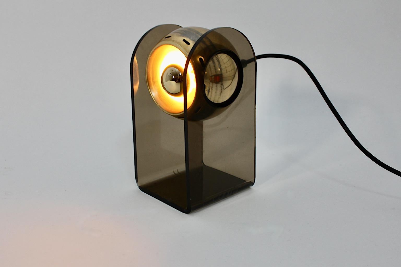 Lampe de table vintage Space Age en plexiglas et laiton par Gino Sarfatti pour Arteluce, Italie 1968.
Lampe de table emblématique conçue par Gino Sarfatti pour Arteluce 1968 en lucite fumée et laiton.
Cette lampe de table présente un cadre en lucite