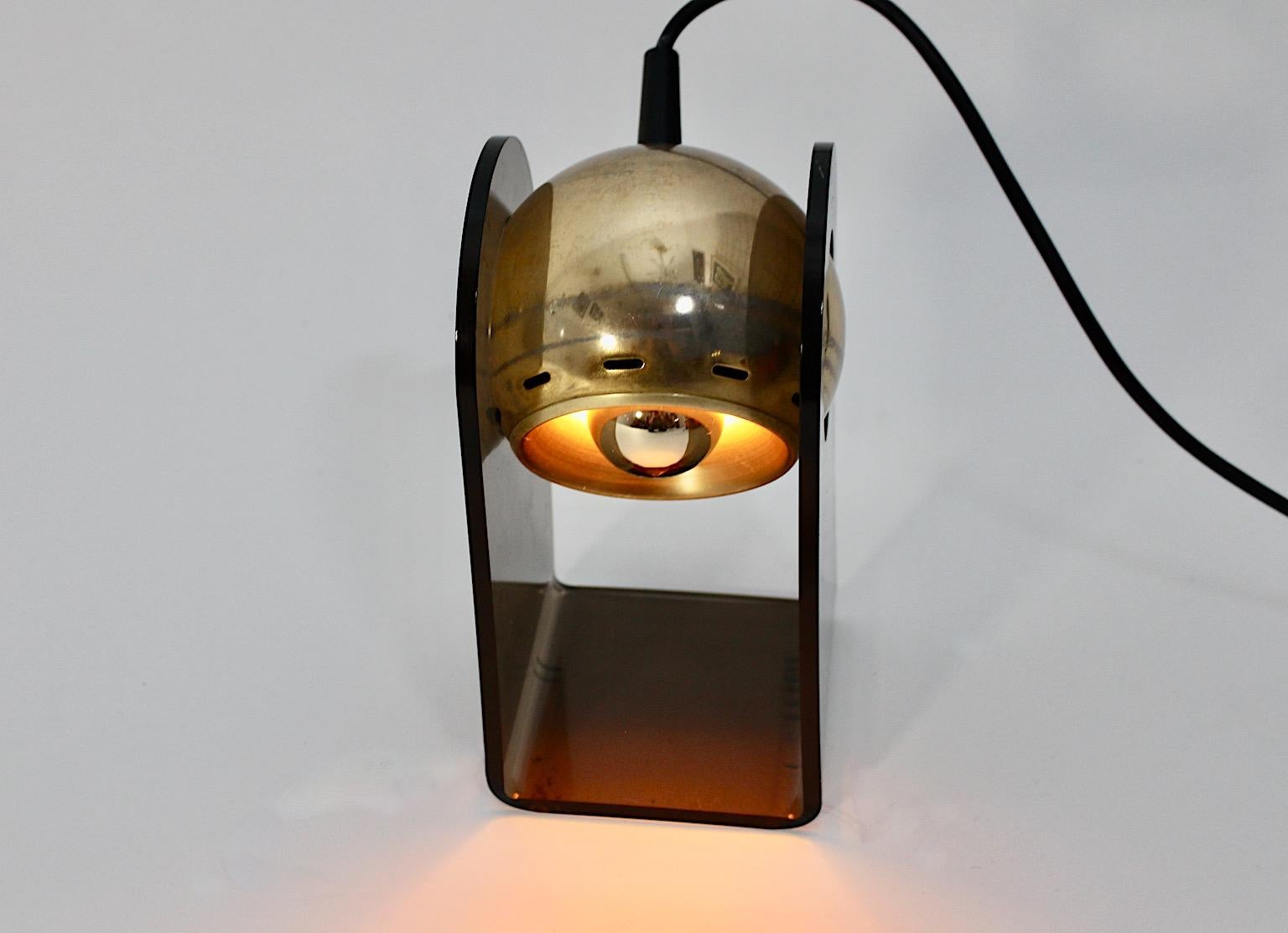 Italian Space Age VIntage Plexiglass Brass Table Lamp Gino Sarfatti Arteluce Italy 1968 For Sale