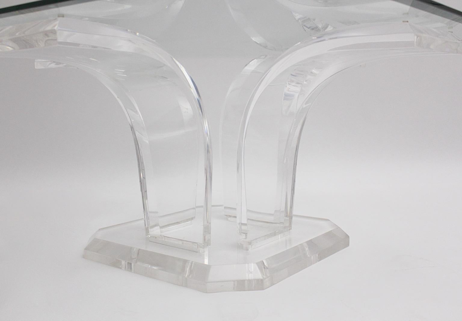 Autrichien Table basse rectangulaire en verre lucite transparent de l'ère spatiale, circa 1970 en vente