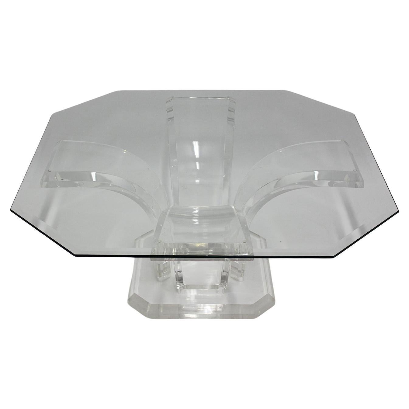 Space Age Vintage Rectangular Transparent Lucite Glass Coffee Table circa 1970 im Angebot