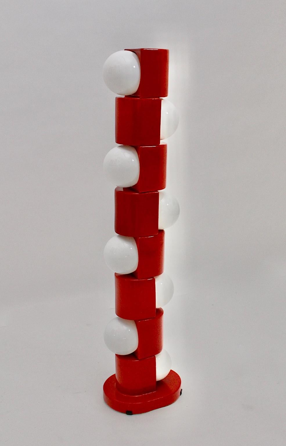 Lampadaire totem en céramique rouge de l'ère spatiale, conçu et fabriqué à la main en Italie dans les années 1960.
Le lampadaire était composé de 8 pièces géométriques, arrondies sur les côtés, avec 8 ampoules en verre blanc (douilles E 27) et un