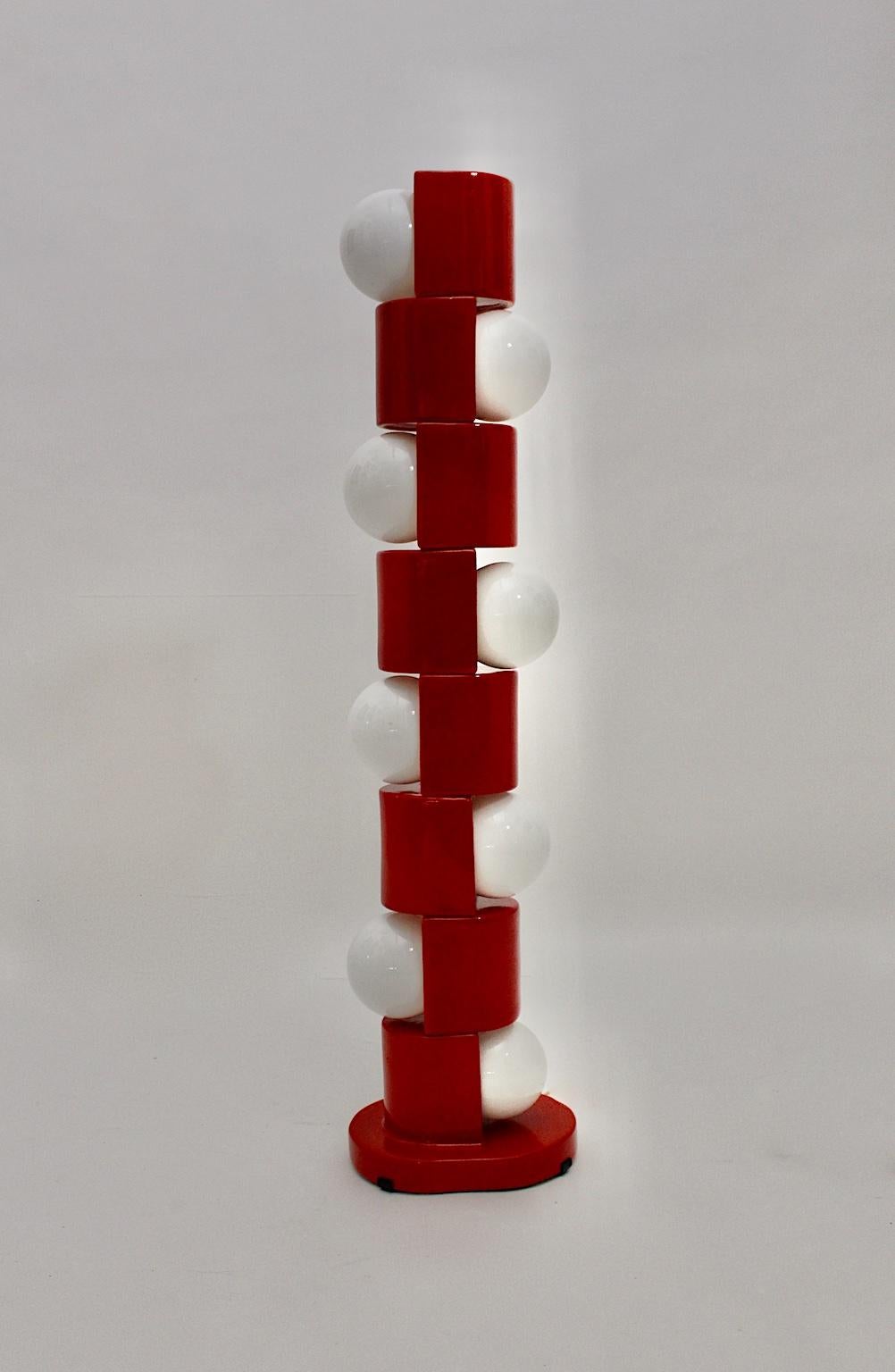 Space Age Vintage-Stehlampe aus roter Keramik, 1960er Jahre, Italien im Angebot 1