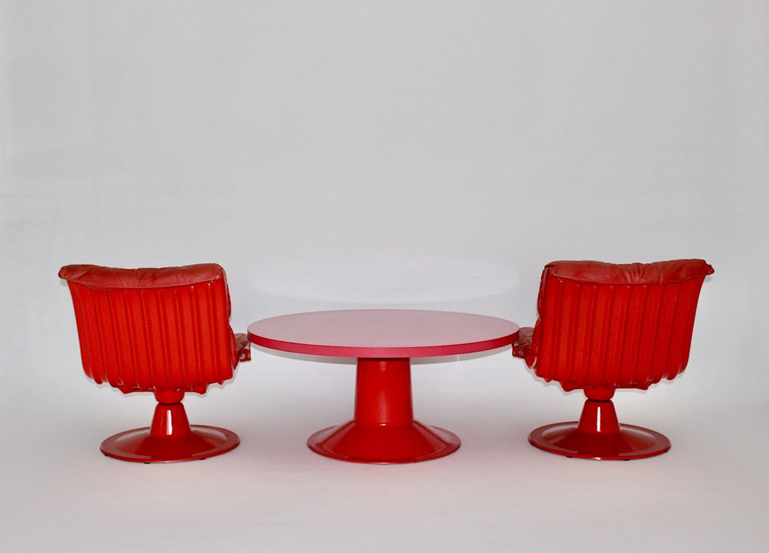 Space Age rot korallenrosa Vintage authentisch Paar Lounge-Stühle Saturn entworfen von Yjrö Kukkapuro Finnland 1960er Jahre und eine kreisförmige rote rosa Sofa Tisch  von Yrjö Kukkapuro, 1960er Jahre.
Ein seltener, fröhlicher und bequemer