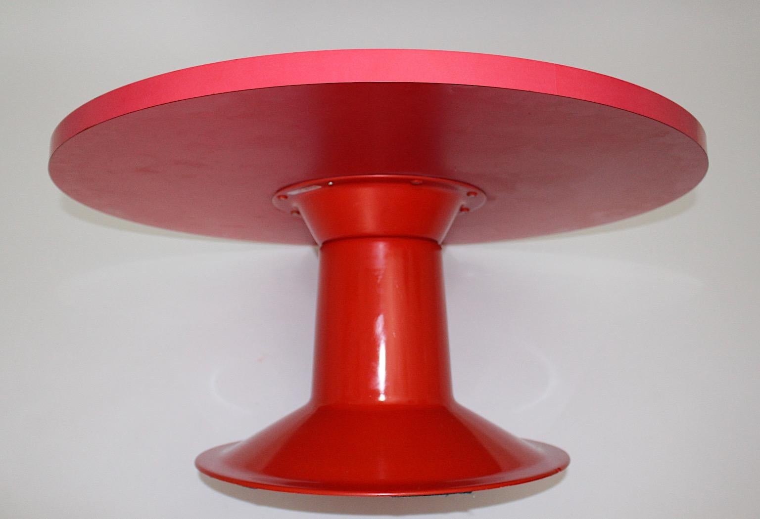 A Space Age Vintage Rot Koralle Rosa Lounge Stühle Sofa Tisch Yrö Kukkapuro 1960s im Angebot 1